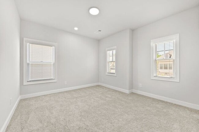 Building Photo - Beautiful 5 bedroom house in Bellmoore Par...