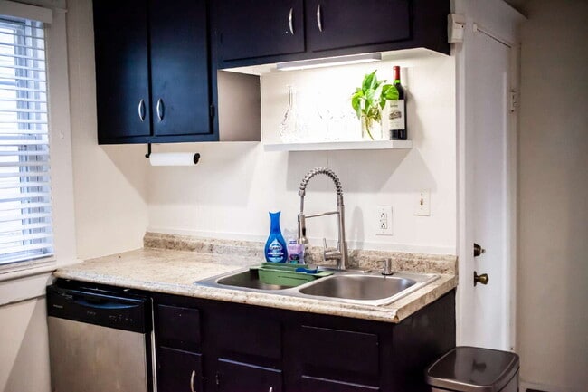 Building Photo - 102 Pear Ave