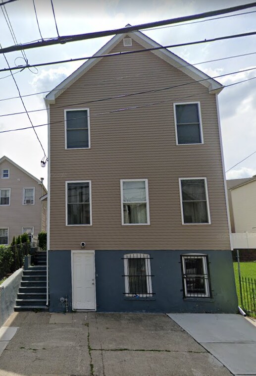 Building Photo - 332 New St