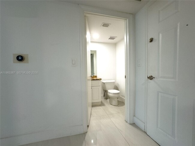 Building Photo - 540 Brickell Key Dr