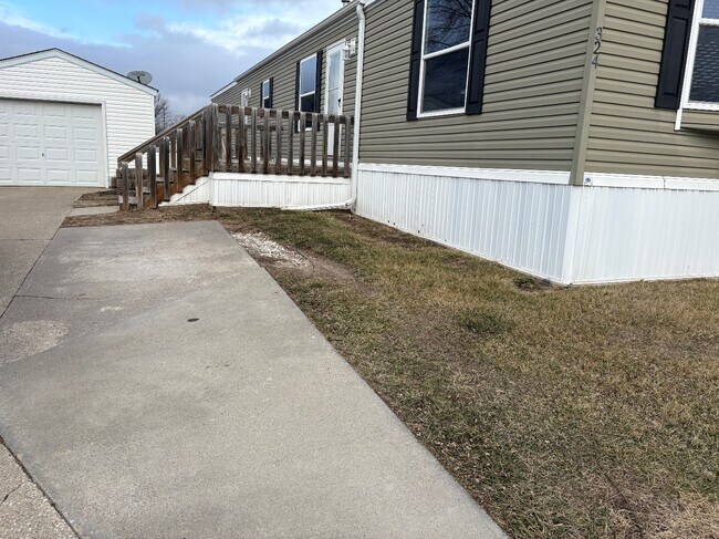 Building Photo - 324 Spring Park Dr