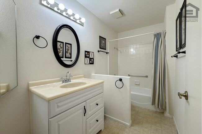 Building Photo - 1Bed/2Bath Furnished House in 55+ Age-Restricted Community in East Mesa!