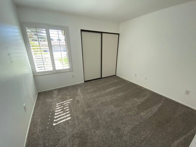 Building Photo - Remodeled Beauty!