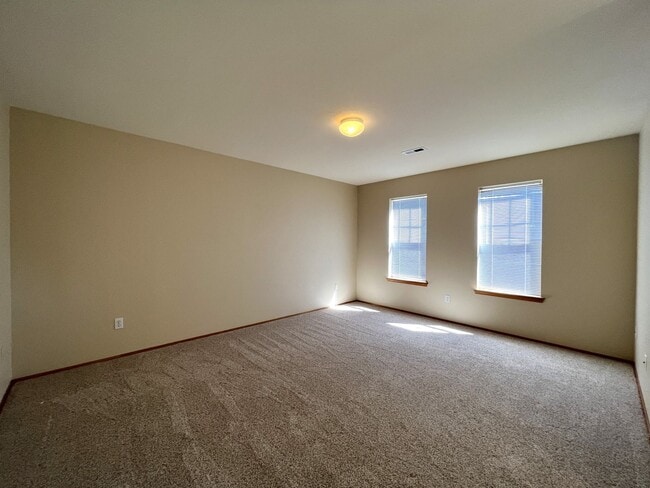 Building Photo - Spacious Craftsman Style Home - Pet Friendly!