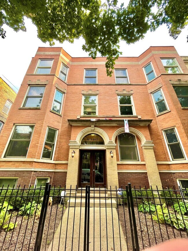 Primary Photo - 815 W Newport Ave