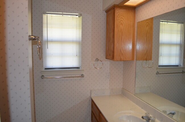 Building Photo - 910 Crymes Ln