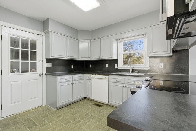 Building Photo - Spacious 3BR Home Close to Post, Schools & Shopping