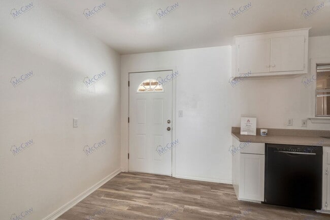 Building Photo - 2938 Hunter St