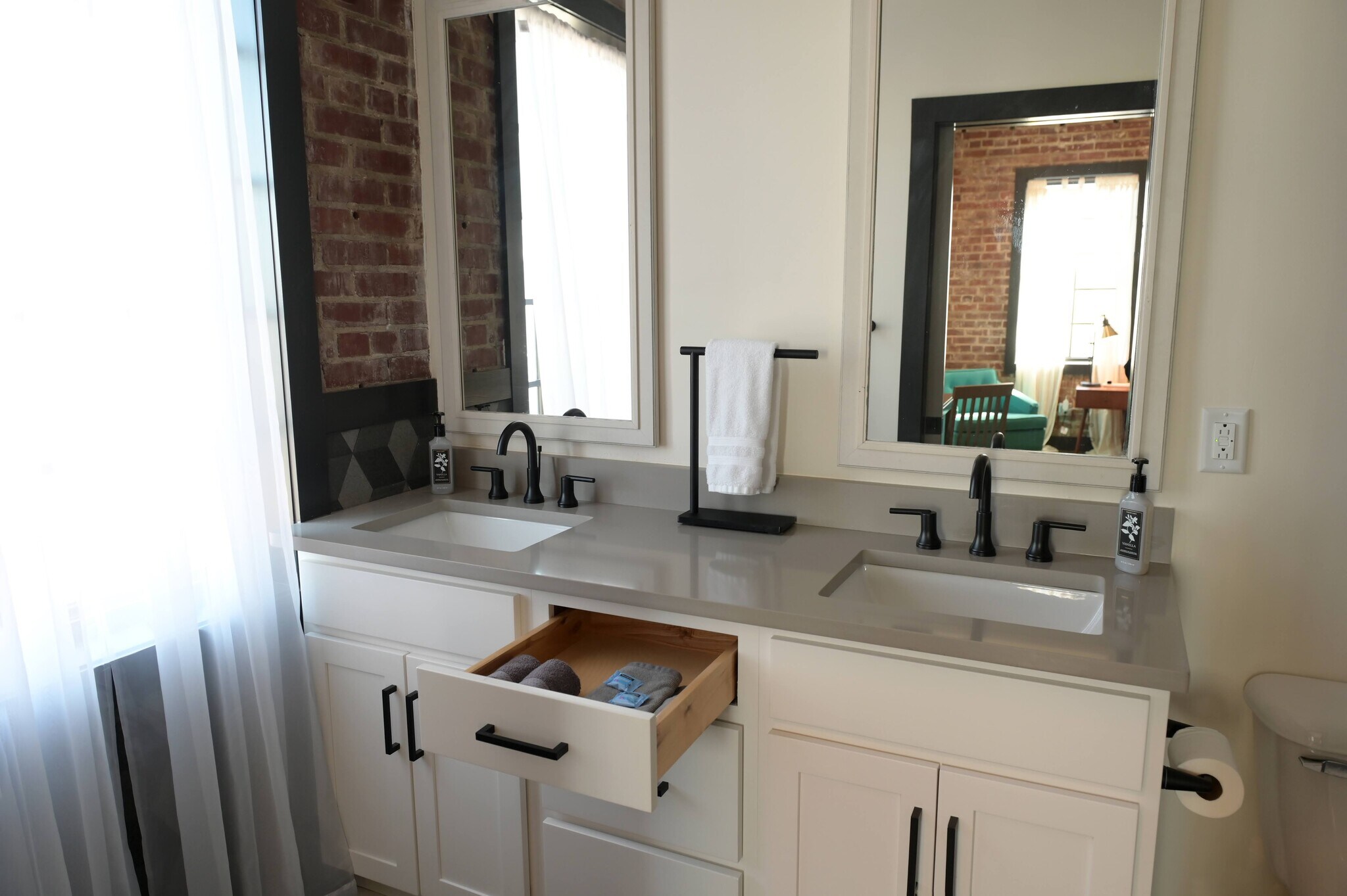 Building Photo - 103 Strawberry Aly