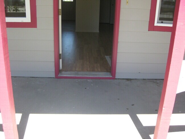 Building Photo - 804 Defoe St