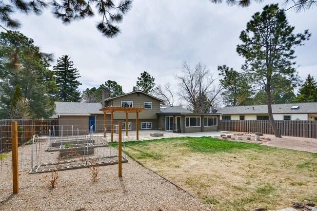 Building Photo - Large 4 bedroom 3bath Home in Colorado Springs