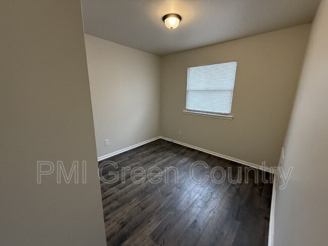 Building Photo - 336 W 61st Pl N