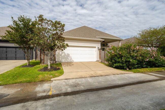 Building Photo - 16650 Seminole Ridge Dr