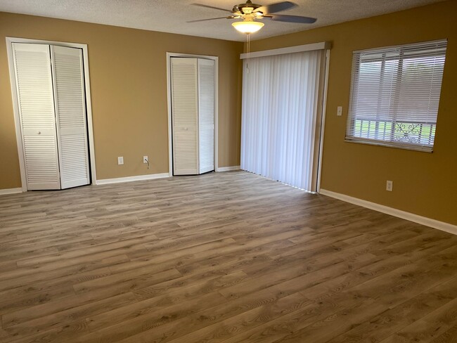 Building Photo - Three Bedroom Two Story Townhome,  Close t...