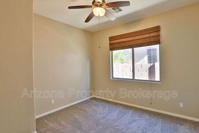 Building Photo - 2021 W Gloria Ln