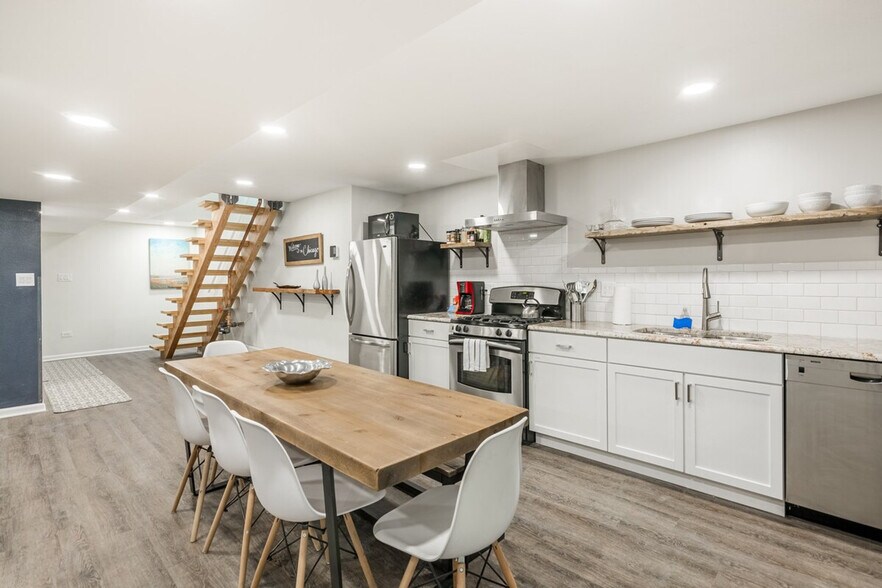 Building Photo - 226 S Hoyne Ave