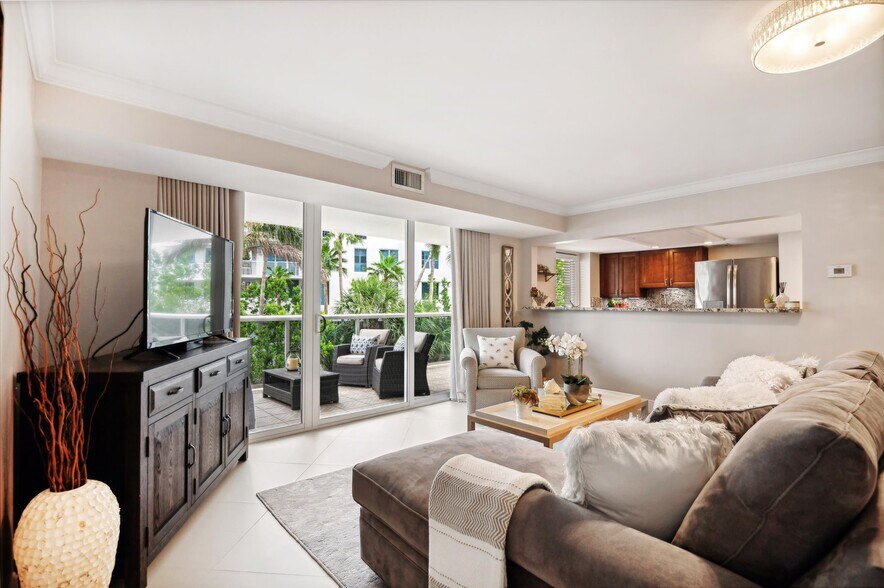 Living - 2841 N Ocean Blvd