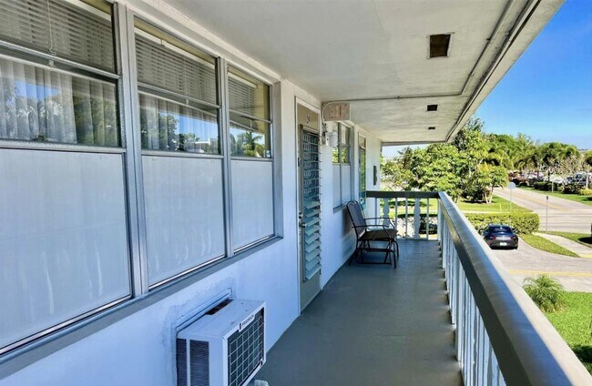 Building Photo - 39 Harwood B