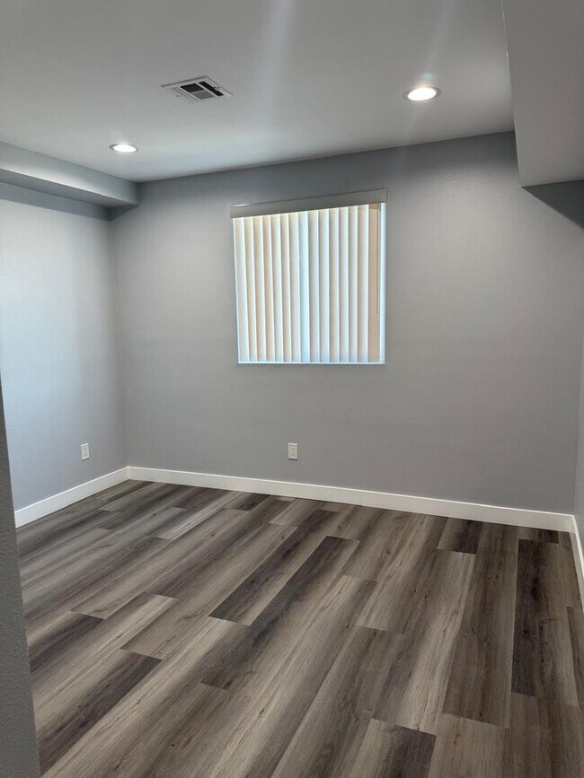 Building Photo - 1348-1348 E Vernon Ave