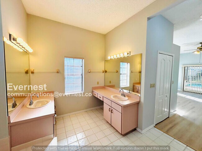 Building Photo - 6 Bed/4 Bath Home with Garage / Pet-Friendly / Available Now!