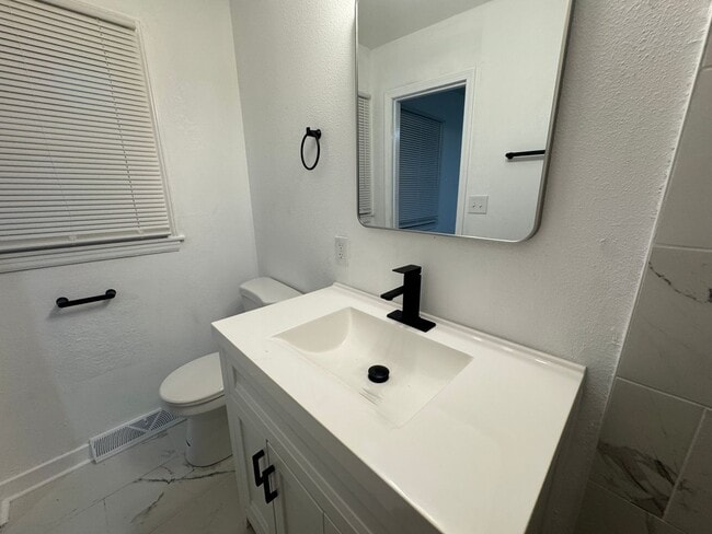 Building Photo - Stunning 4 Bed Newly remodeled!