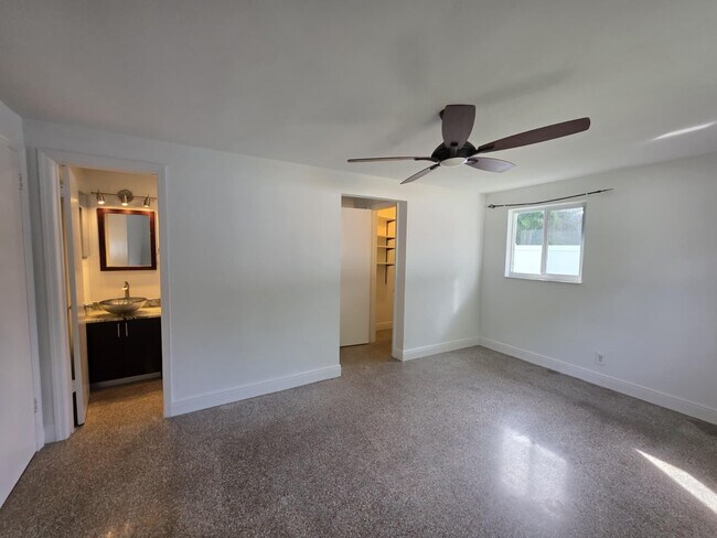 Building Photo - 159 Ave