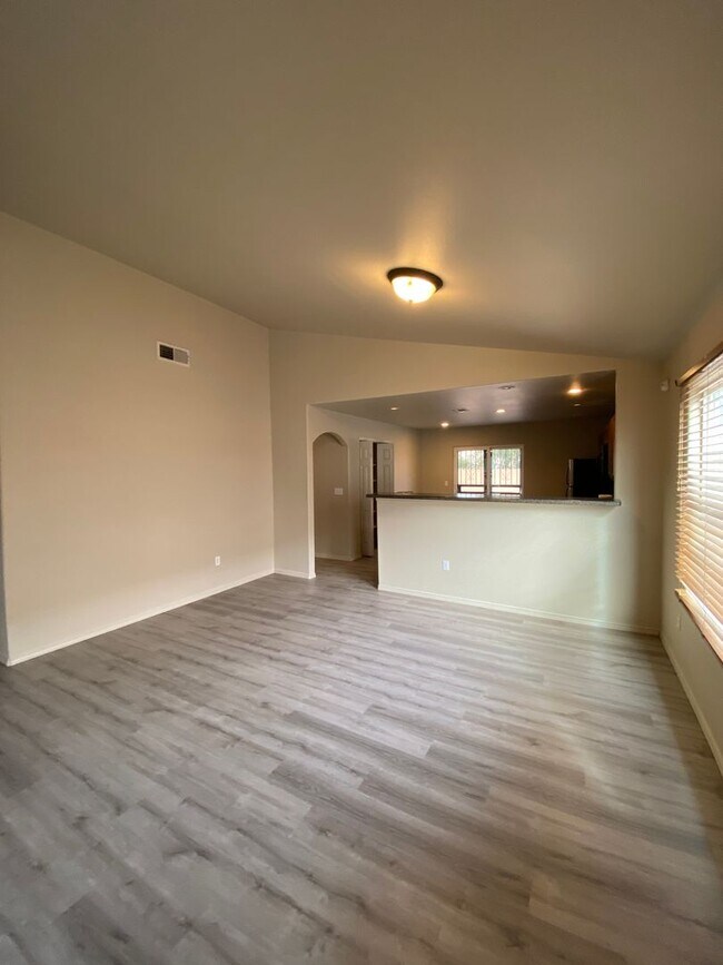 Building Photo - spacious 4 bedroom home in legends west