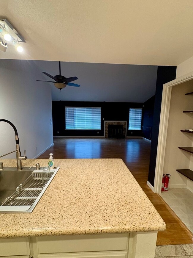 Building Photo - Updated 2bed/2full bath home in Pocket