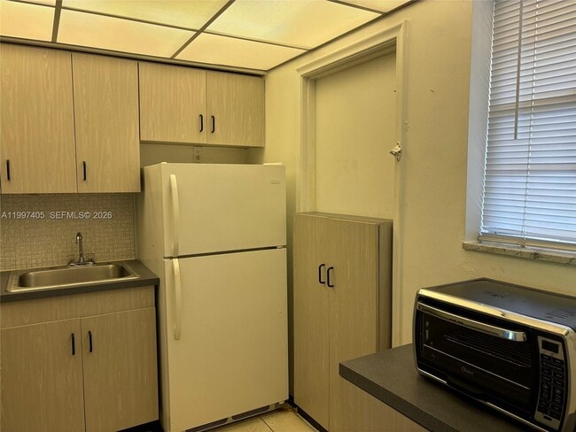 Building Photo - 20200 NE 27th Ct