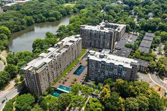 Building Photo - 77 Pond Ave
