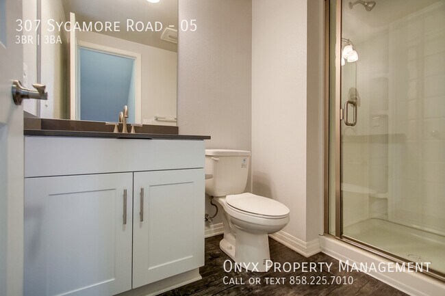 Building Photo - $1,000 off first month’s  rent! Newer Town...