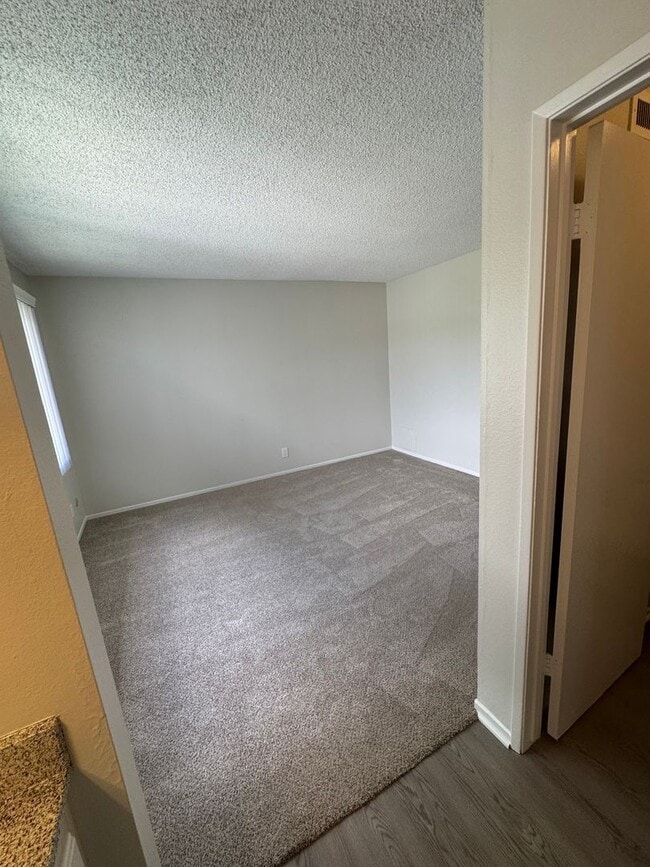 Building Photo - 3 Bed + 1.5 Bath Townhouse