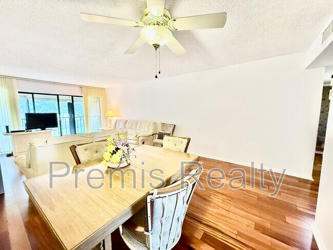 Building Photo - 2900 Cove Cay Dr