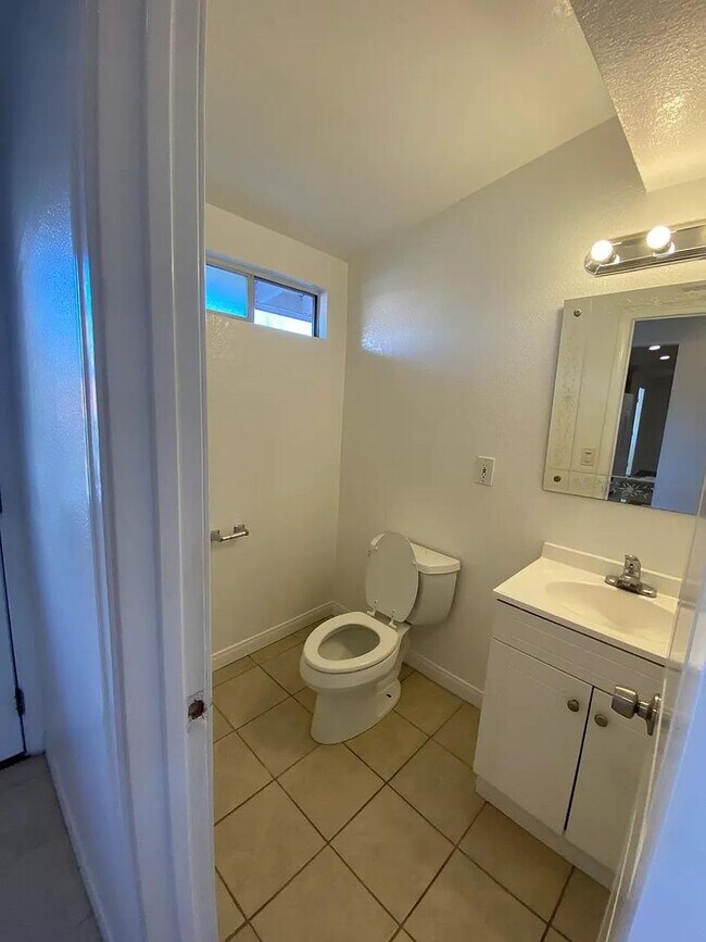 Building Photo - Central costa Mesa 5 bdrm home
