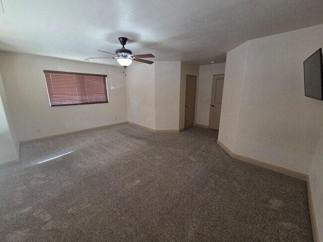 Building Photo - Shadow Ridge 3 Bedroom