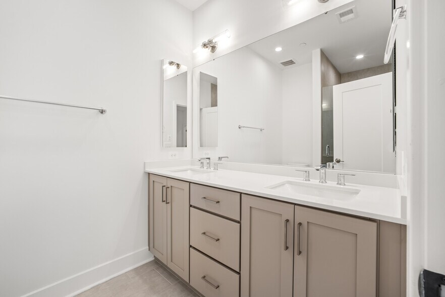 Master Double Vanity - 5504 Topaz Ln