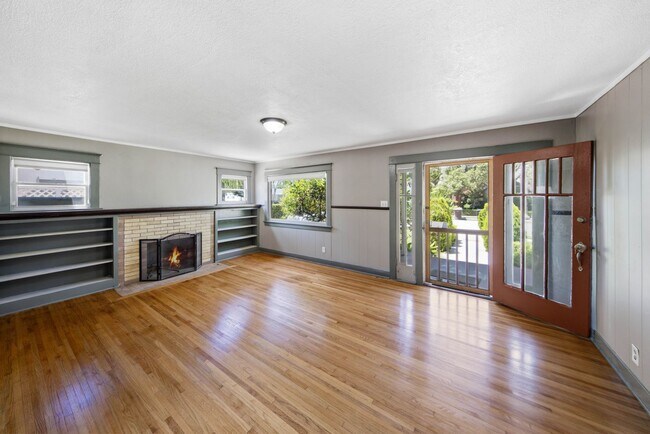 Building Photo - Classic Anaheim Living with Prime Location