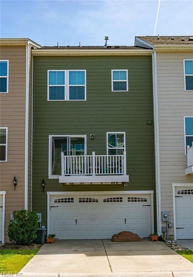 Building Photo - Gorgeous Tri-Level Condo