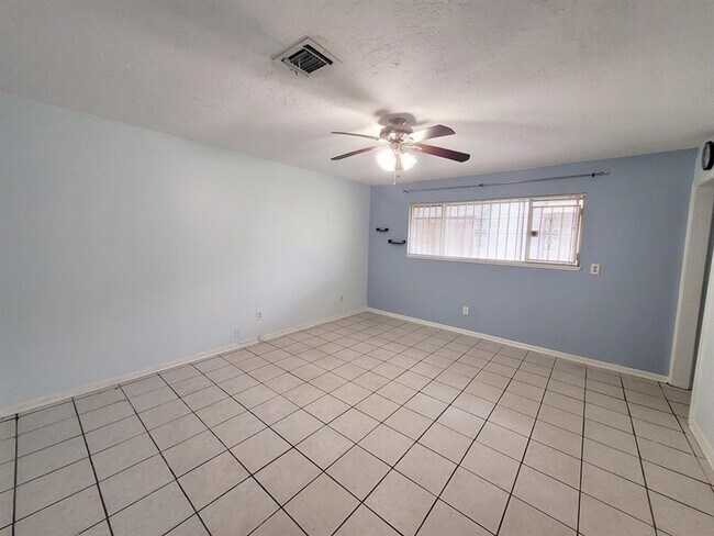 Building Photo - 12111 Pompano Ln