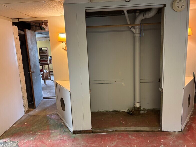 Closet in basement - 1 Mars St