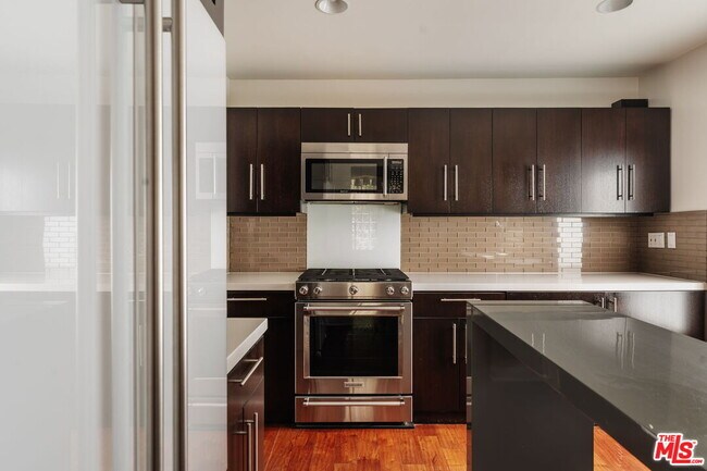 Building Photo - 8561 Rugby Dr