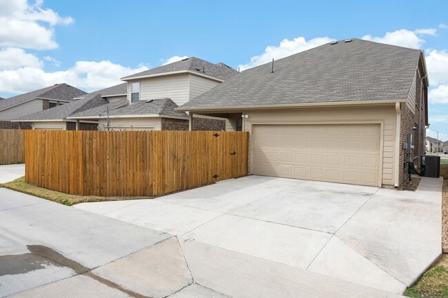 Building Photo - 10016 Thornapple Rd