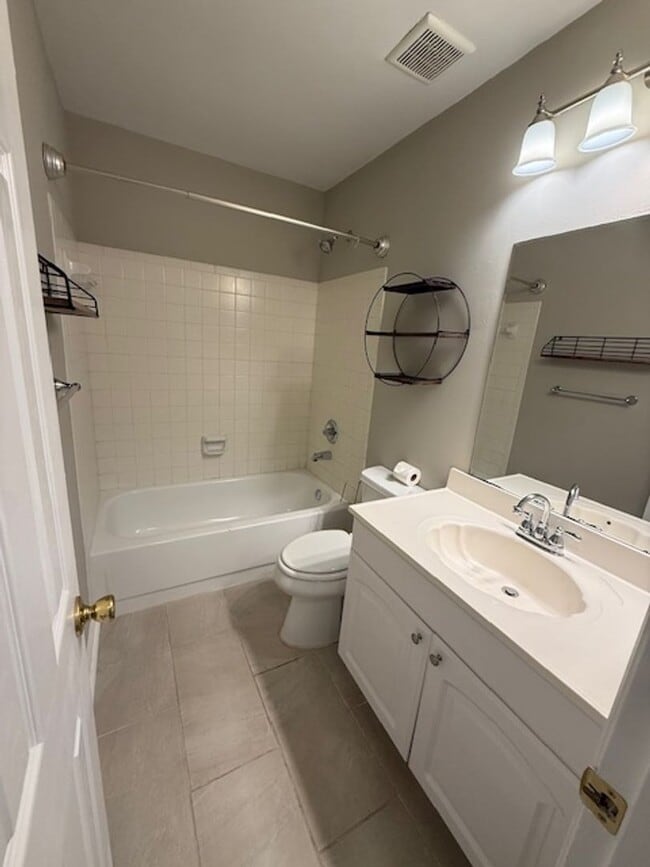 Building Photo - Woodlake Villa 213