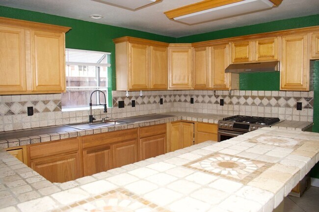 Building Photo - Charming 2-Story, 4 Bd 3 Ba Unit Near Downtown San Diego – 92113