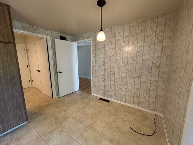 Building Photo - Welcome to this charming 3-bedroom, 2-bath home located in a desirable Oakmont 55+ adult community