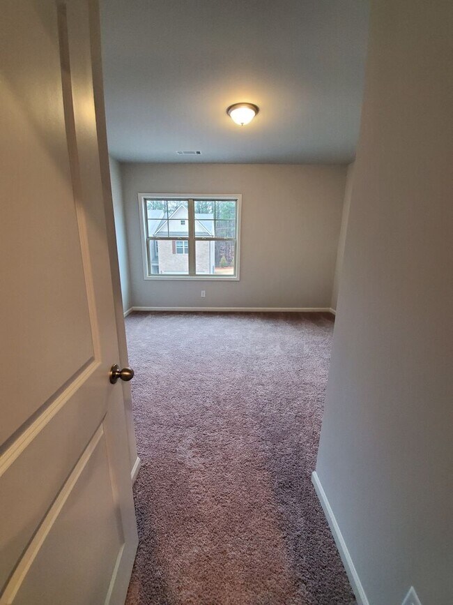 Building Photo - Charming 3-Bedroom Townhome with Stylish F...