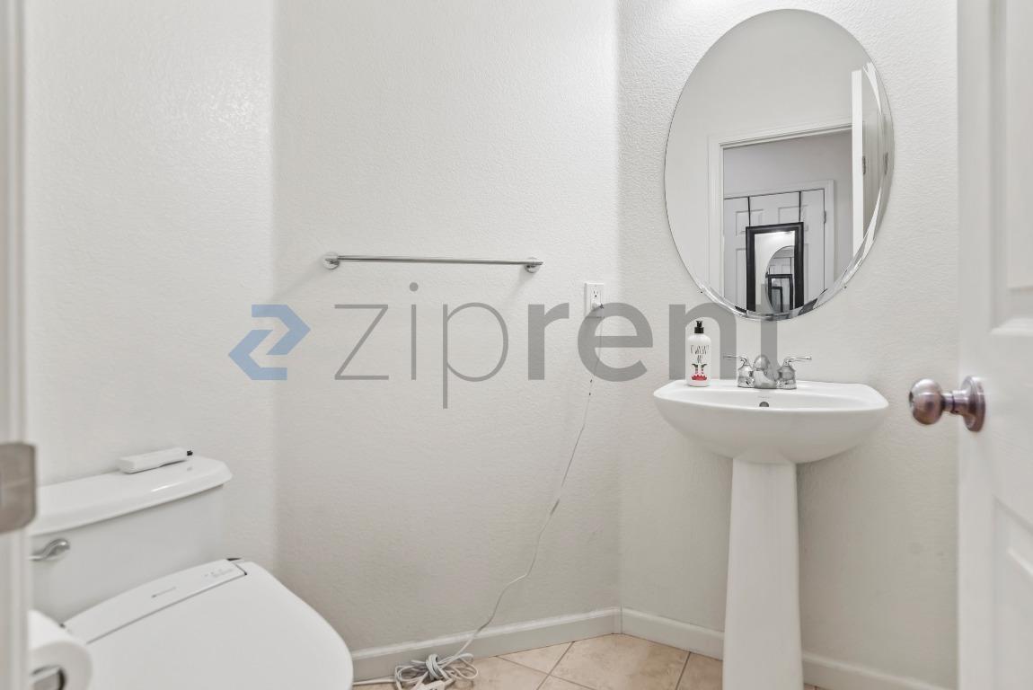 Building Photo - 205 Blum View Dr