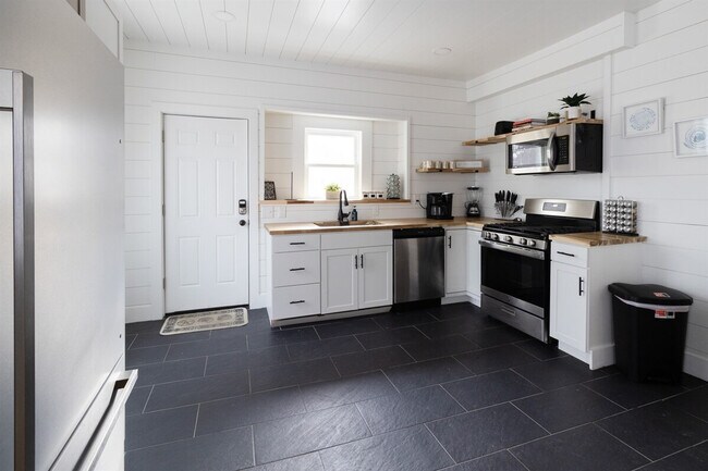 Building Photo - 10628 Lee Ave