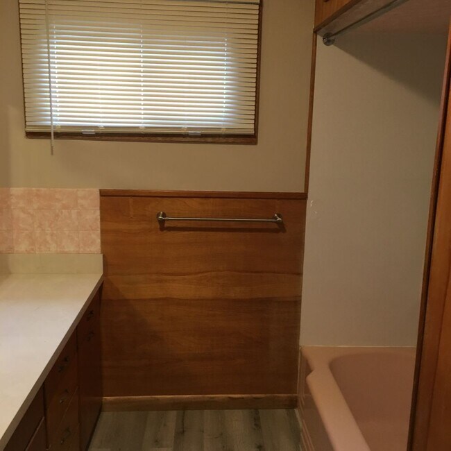 Building Photo - Nicely Remodeled 3 Bed 1.25 bath home