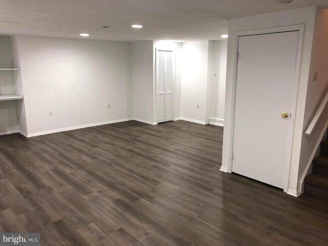 Building Photo - 56 Burgundy Dr